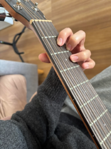Beginner struggling with D major chord finger placement on acoustic guitar